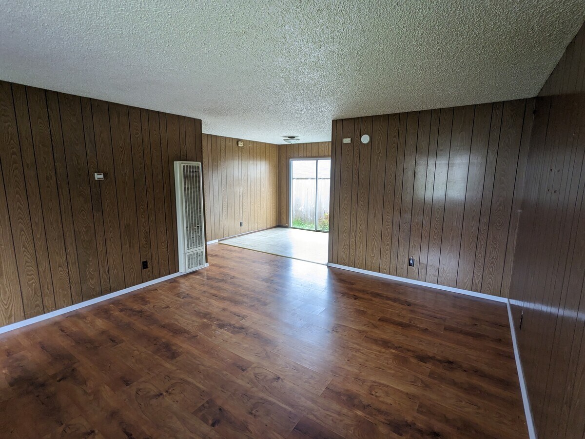 Living room - 432 W Buhne St Unit 1