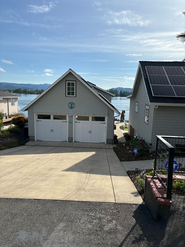 Building Photo - Fully Furnished 1 bed on the Columbia River Rental