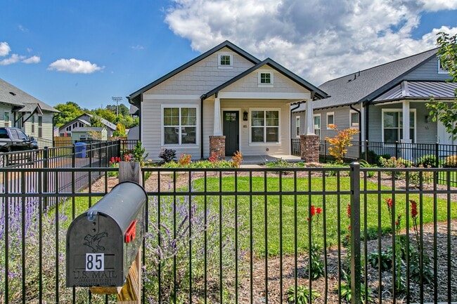 Building Photo - Newer Home