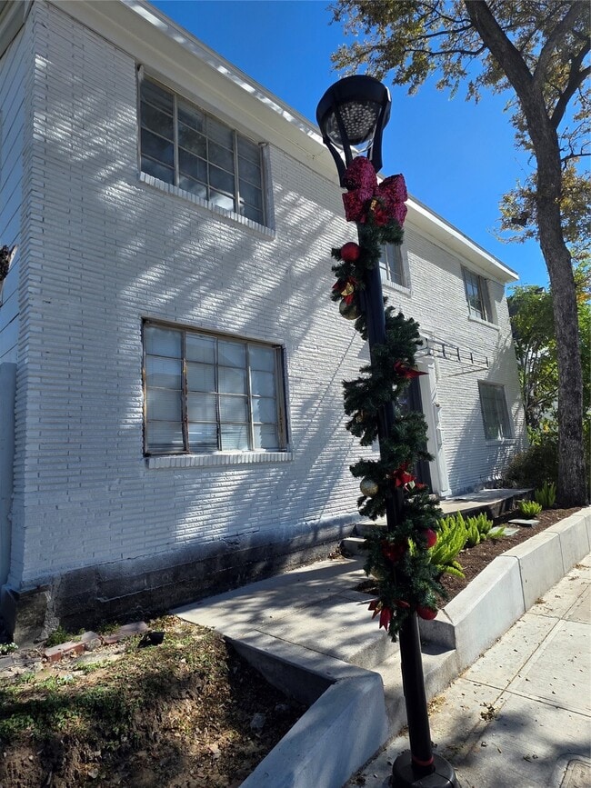 Building Photo - 3817 S Shepherd Dr Unit 2