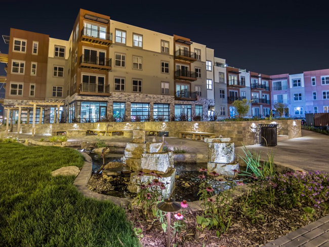 1505 Apartments con vista a la laguna del exterior de noche - 1505 Apartments + Townhomes