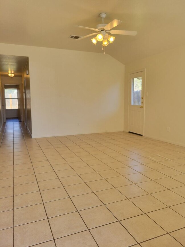 Photo - 404 Dale Ave Unidad A-STILL OCCUPIED BY RESIDENT