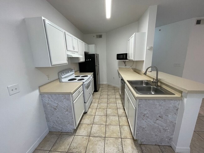Building Photo - ANNUAL RENTAL - FIRST FLOOR 2 BED / 2 BATH AT FAIRWAY PRESERVE Unit 217