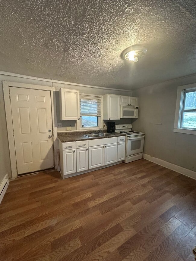 Building Photo - COMING SOON! 2 Bed House! Making it ready for you!