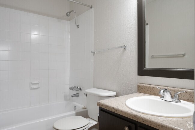 1BR, 1BA - 569SF