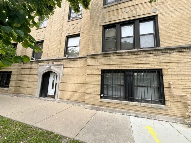 Building Photo - 3604 W Dickens Ave Unit G Rental