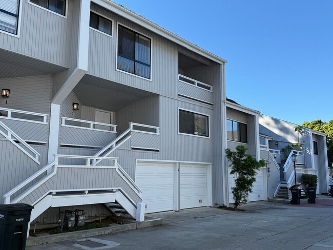 Building Photo - Newport Crest 2 Bedroom Townhouse / Newpor...