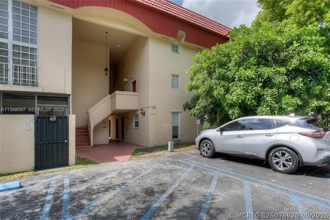 Building Photo - 10907 N Kendall Dr Unit 427