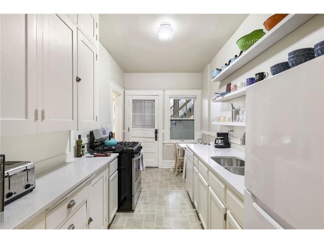 Photo - 971 Goodrich Ave