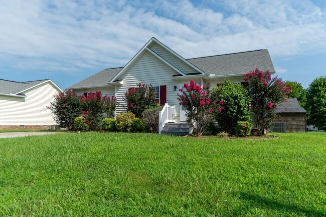 Building Photo - Beautiful one-level 3-Bedroom 2-Bath Ranch... Rental