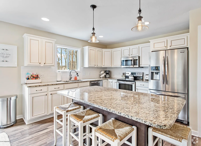 Building Photo - Rent this 5 bedroom house in Timberline Ac...