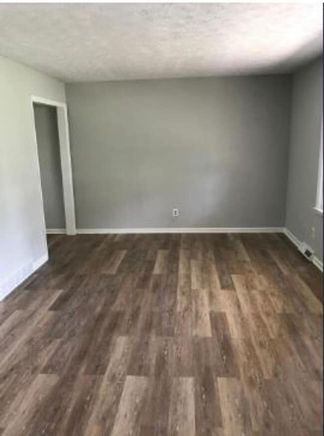 Photo - 653 Bishop Dr