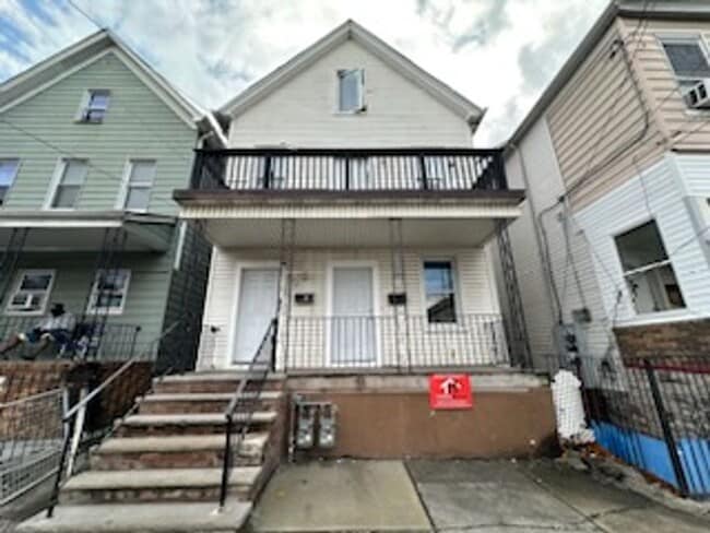 Building Photo - 532 Livingston St Unit Apt 1