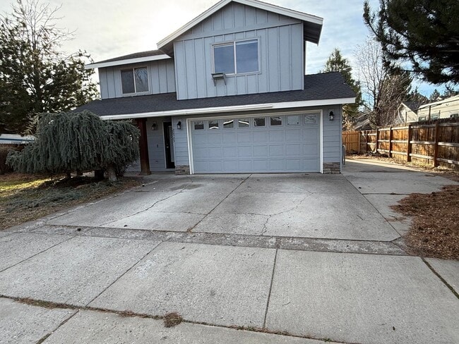 Building Photo - SE 4 Bdrm, 3 bath, New Flooring Throughout, Gas Heat/Fireplace, Double Garage