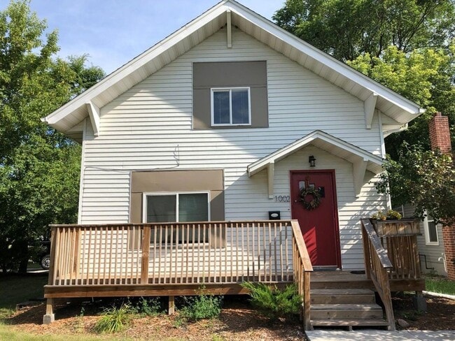 Building Photo - Spacious 5-Bedroom Home Near MSUM & Concordia – Perfect for Students or Large Households!