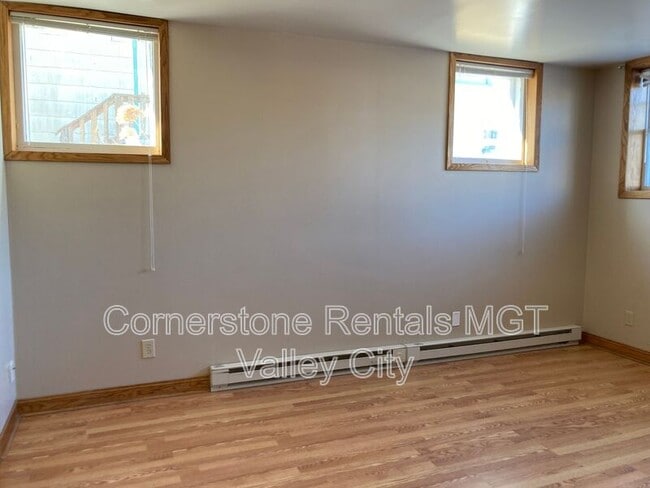 Photo - 253 College St SE