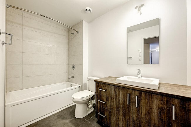 Photo - 173 Boulevard Armand-Frappier