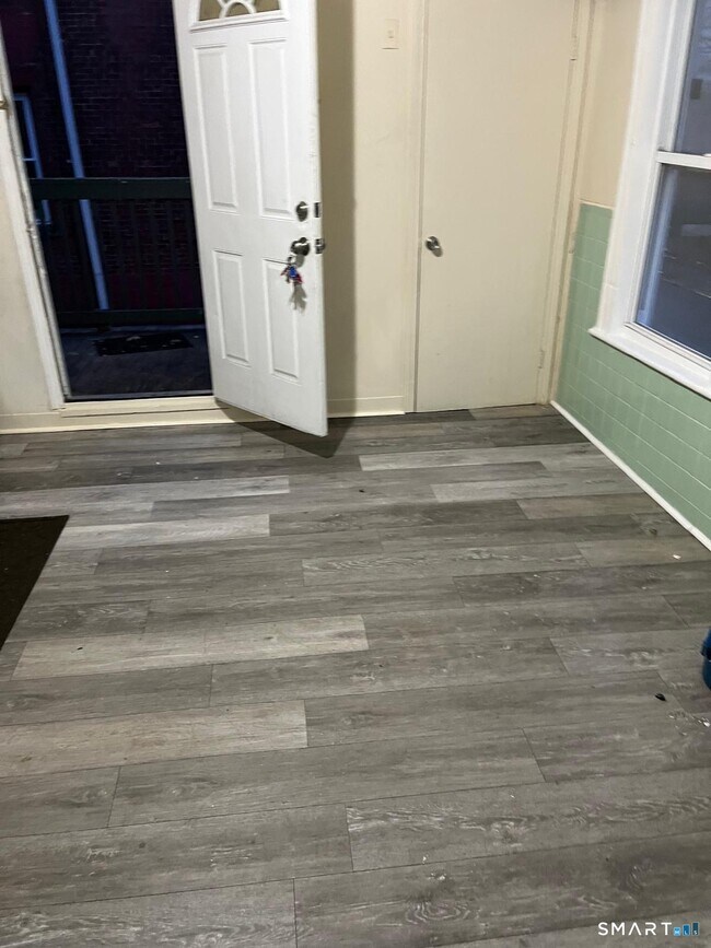 Photo - 800 Hallett St Unidad 2nd left