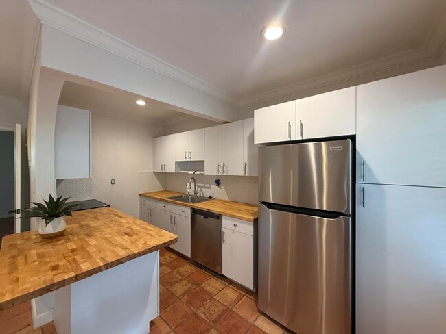 Building Photo - 1640 NE 4th Pl Unit 2