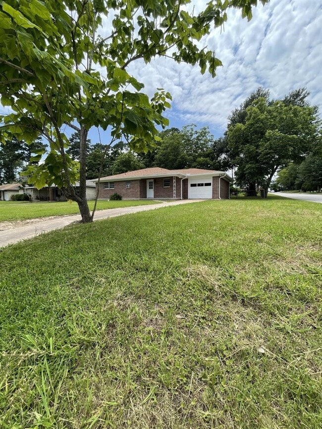 Photo - 1004 Oak Dr