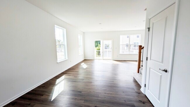 Photo - 525 Red Oak Cir