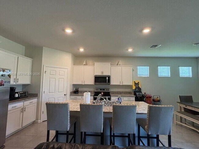 Photo - 571 Old Country Rd S E