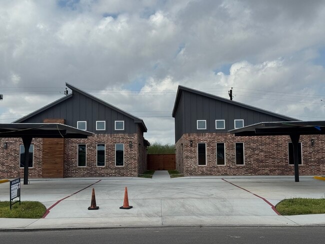 Photo - 703 Pedro St