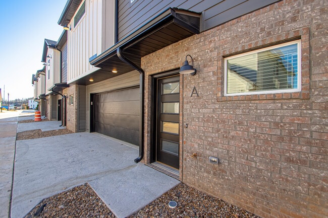 Photo - 1210 W 4th St