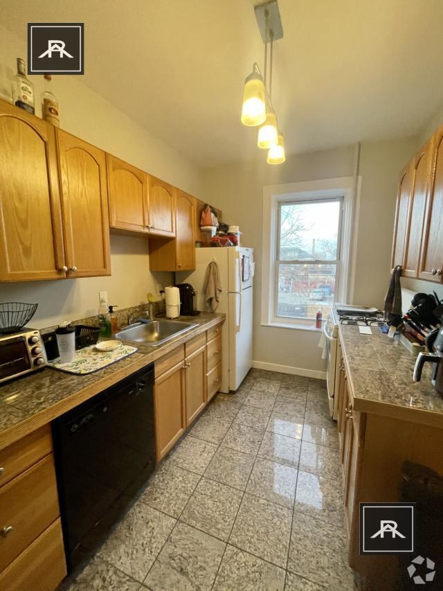 Building Photo - 4 bedroom in Allston MA 02134 Unit 3 Rental