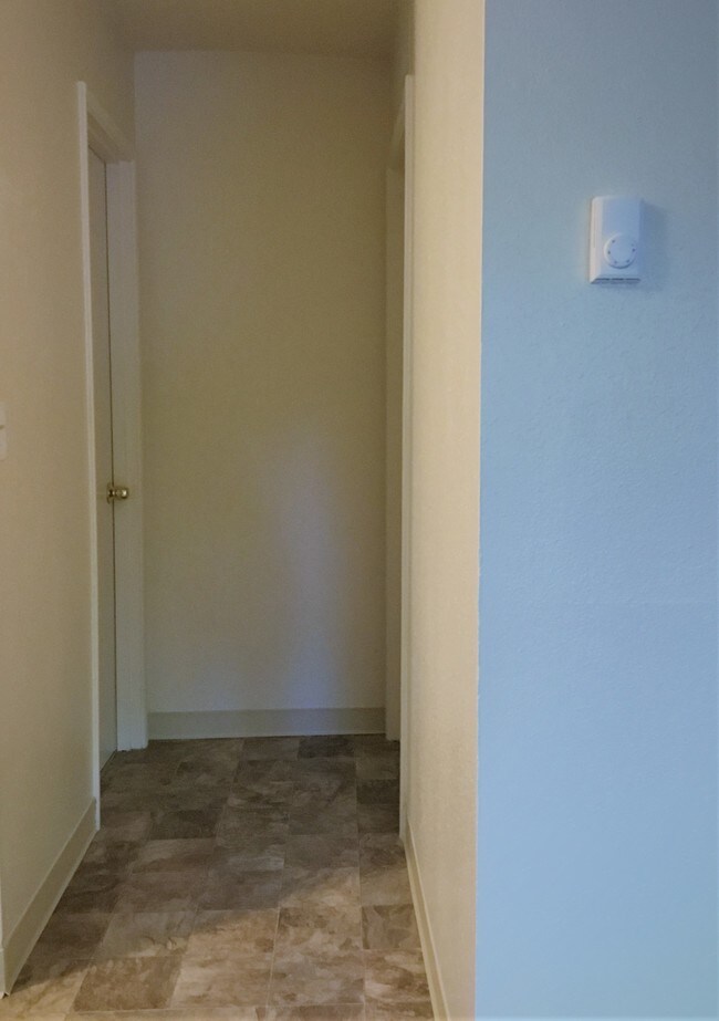 1HABITACIÓN, 1BAÑO: - Cedar Manor