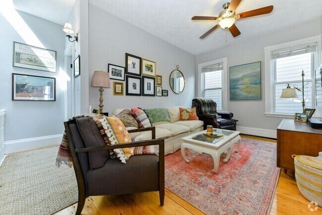 Building Photo - 240 W Fifth St Unit 3 Rental