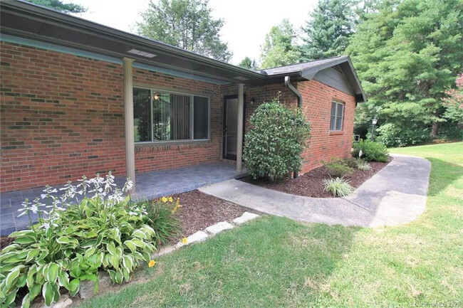 Building Photo - 27 Oakdale Dr Rental