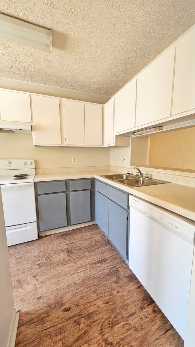 Photo - 503 E Graham Pl