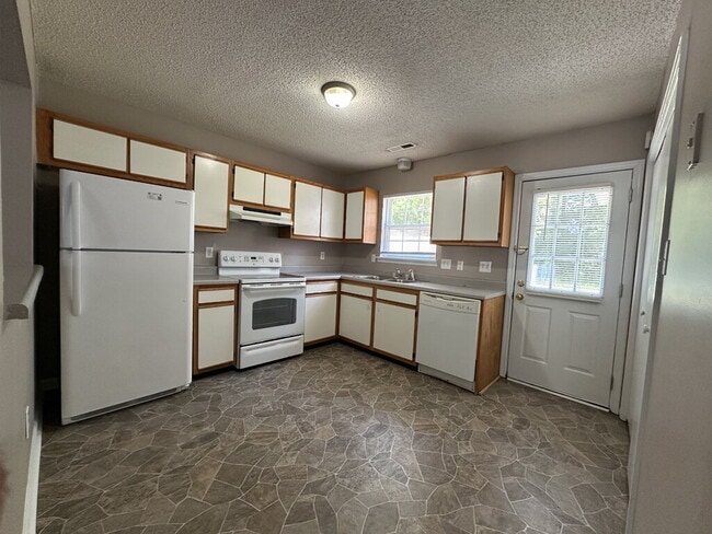 Photo - Nice Freshly Painted 2 Bedroom Home in Hun...