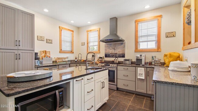 Photo - 930 Grace Ave