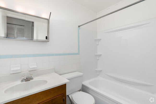 1BR, 1BA - 719SF - Bathroom