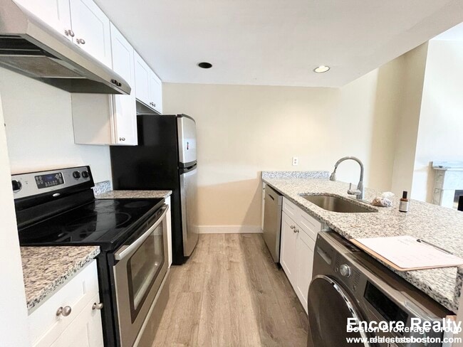 Building Photo - 670 Massachusetts Ave Unit 4