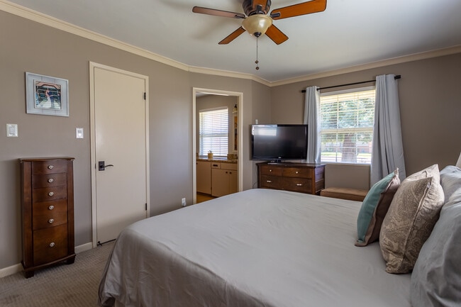 Master - 2040 W Cambridge Ave