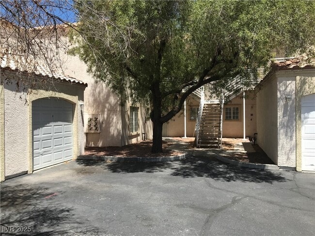 Building Photo - 1900 N Torrey Pines Dr Unit 212