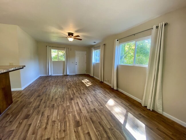 Photo - 2 bedroom house with beautiful backyard!