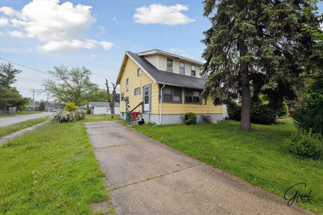 Building Photo - 24370 Fern Ave Unit 1 - Lower TR 4/23/25 Rental