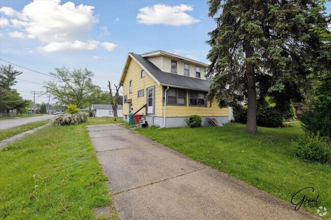 Building Photo - 24370 Fern Ave Unit 1 - Lower TR 4/23/25 Rental