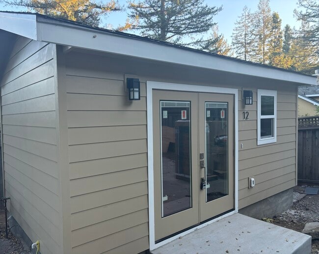 Building Photo - 12 Oak Hill Way