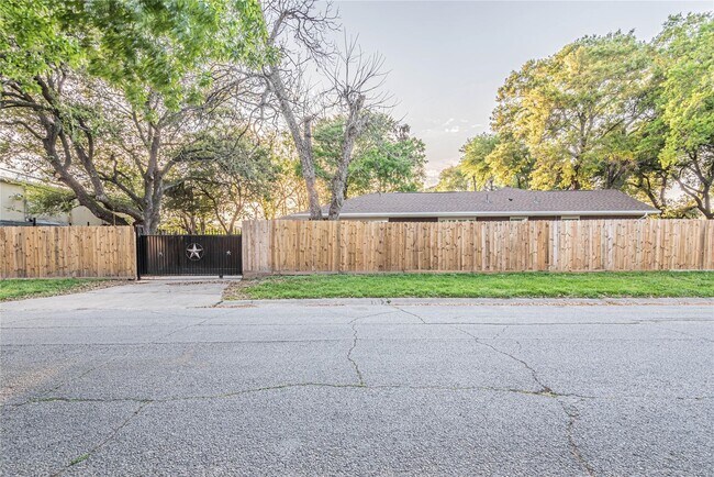 Photo - 6003 De Moss Dr