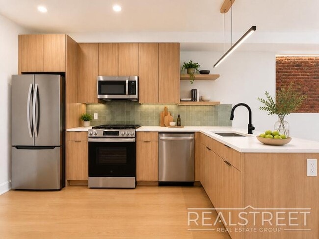 Building Photo - Spacious Bushwick 3Bed 3 Bath w. Private Outdoor Space Unit 2