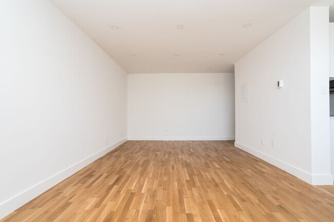 Photo - 365 Eglinton Ave E Unit 704