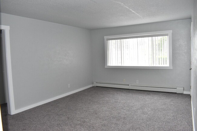 Spacious Living Room - 7905 N Fessenden St Unit #5