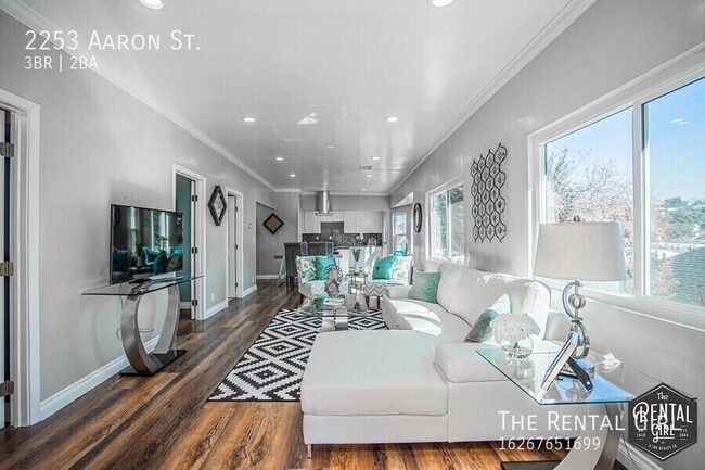 Photo - 2253 Aaron St