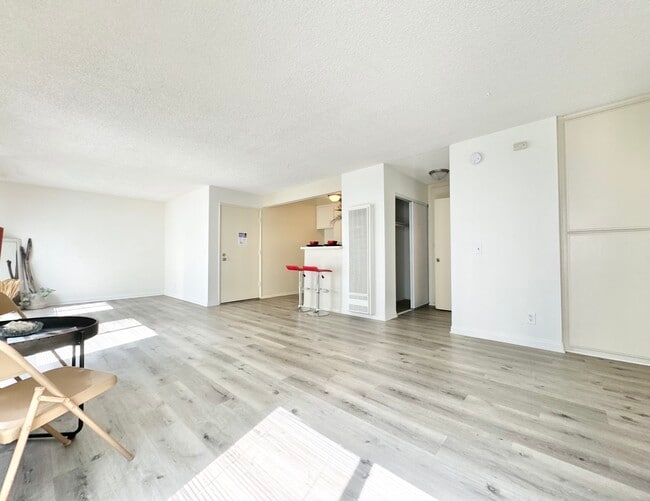 Building Photo - 18545 Burbank Blvd Unit 6 Rental