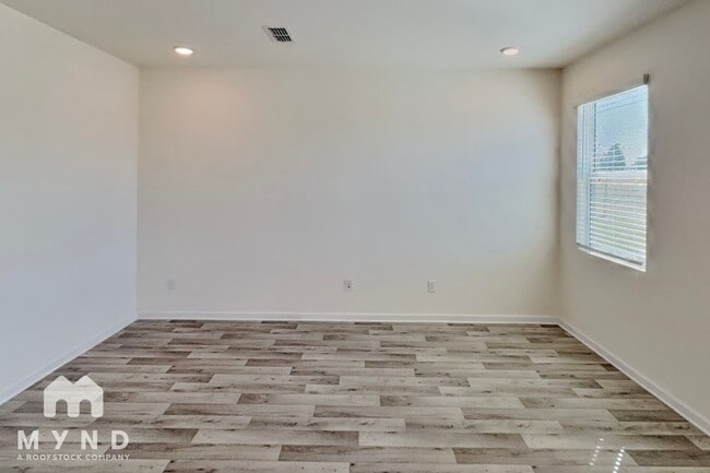 Photo - 354 Rayland St